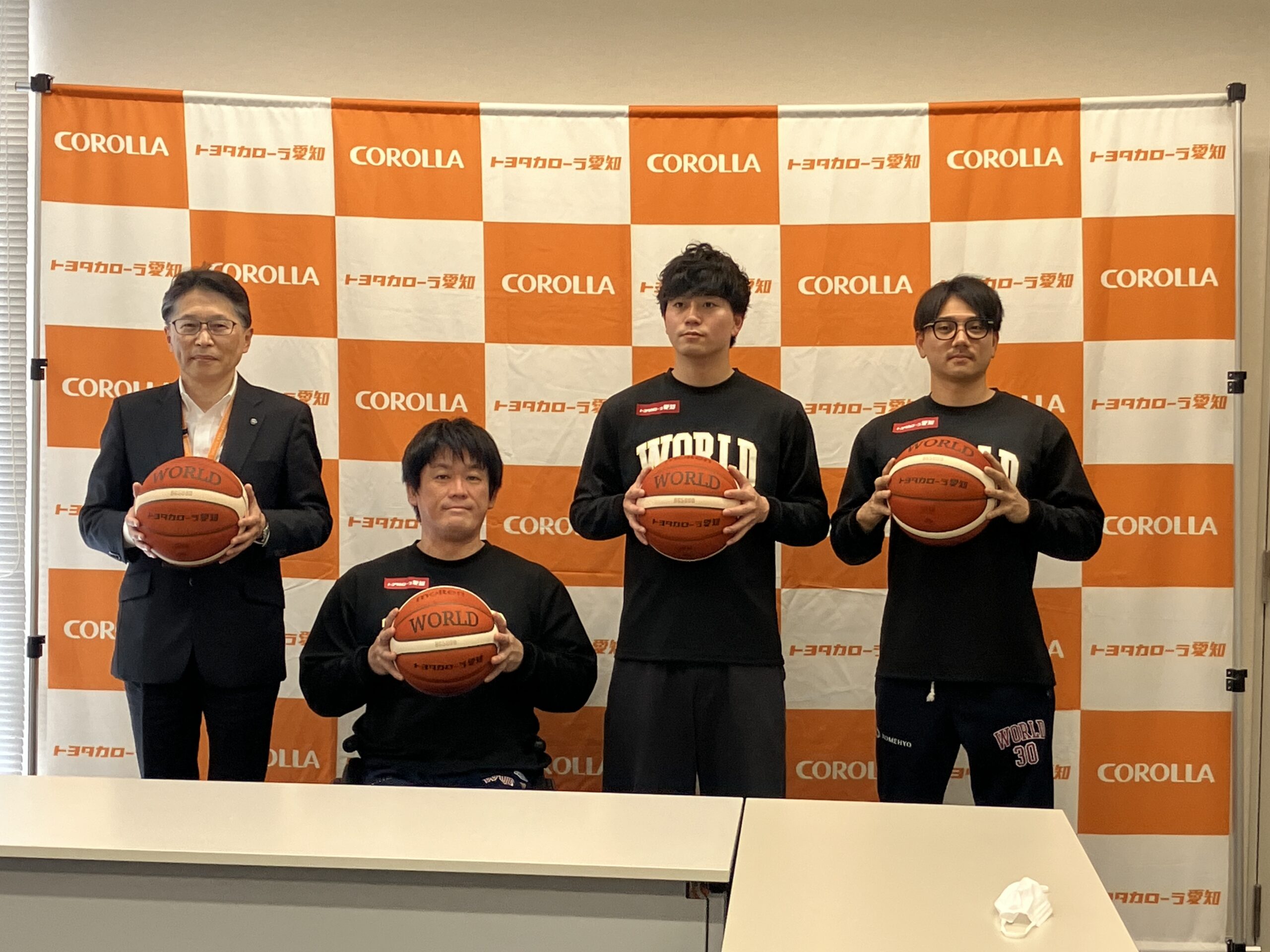 【車椅子バスケ　公式球贈呈式】