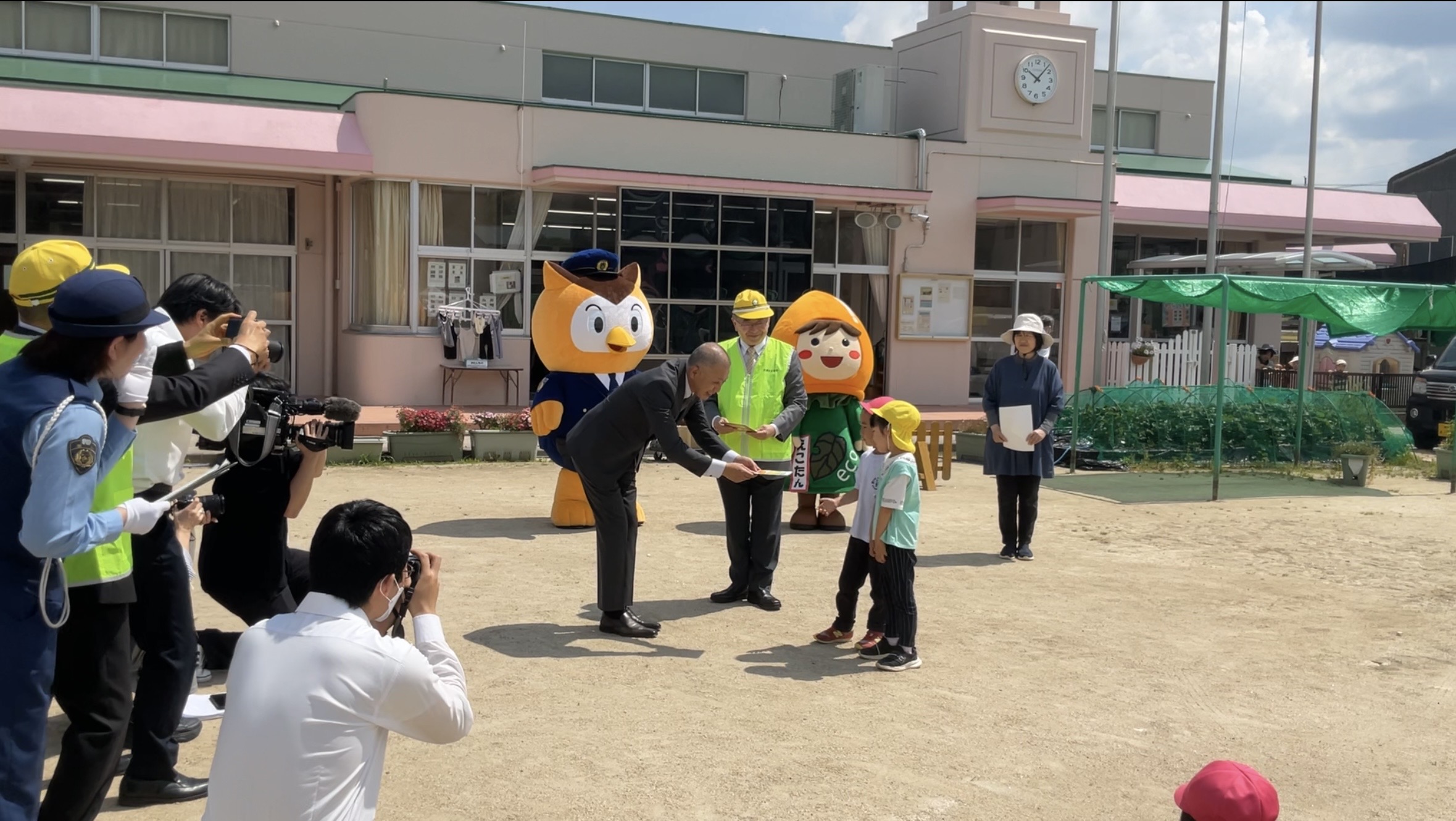 【坂崎保育園　絵本贈呈式】